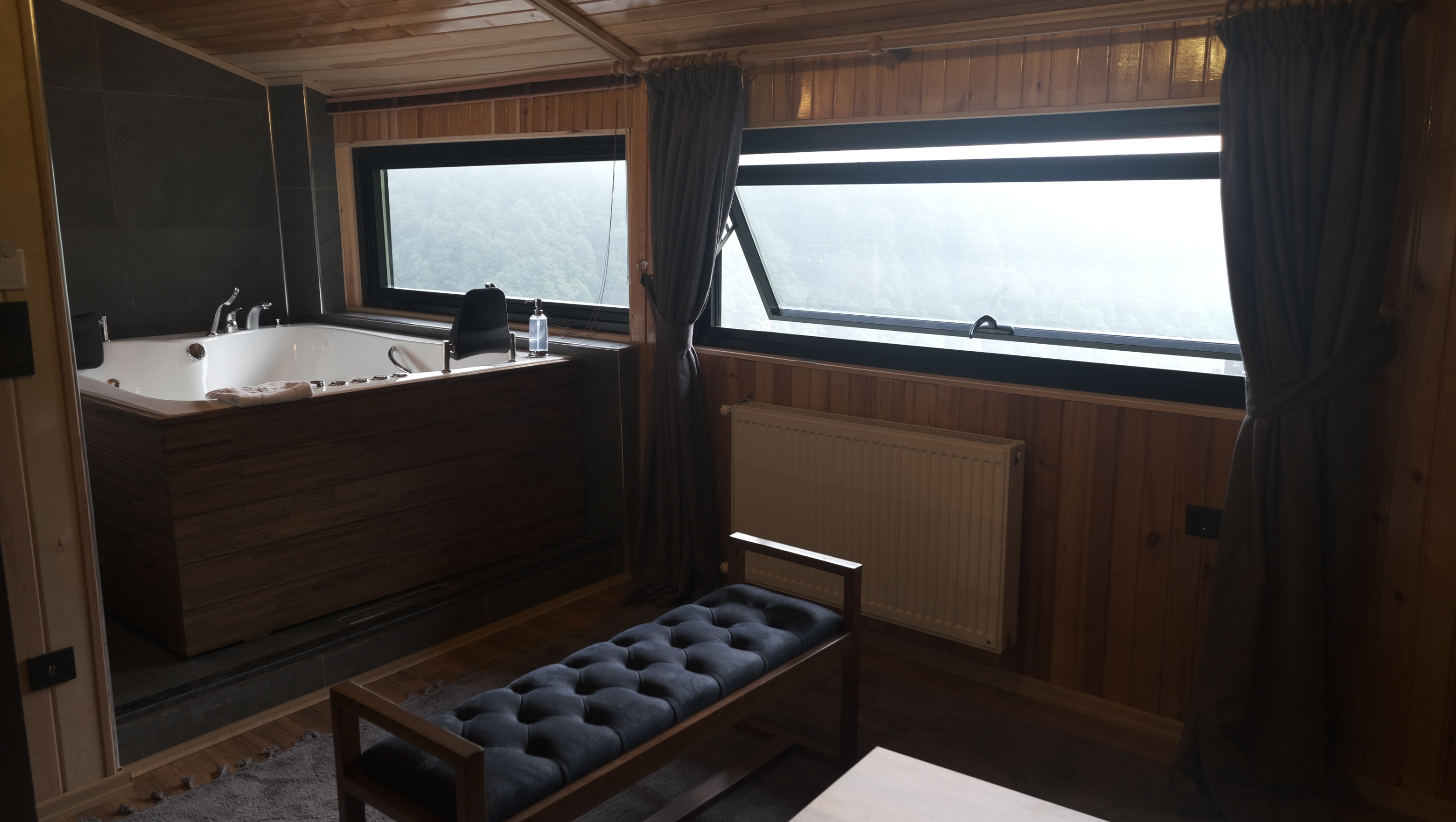 Jakuzili Şelale Manzaralı Çift Kişilik Delux Oda